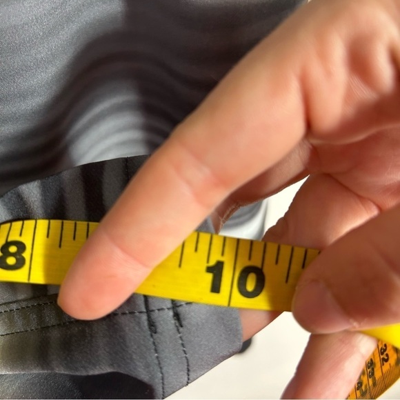 Under Amour Swim Shorts NWT XXL Bathing Trunks Gray Black Striped Men’s - Picture 8 of 8